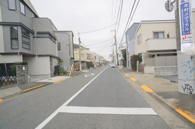 下馬５　土地の前面道路含む現地写真|南西側　公道　幅員約10.9m　接道約2.6m