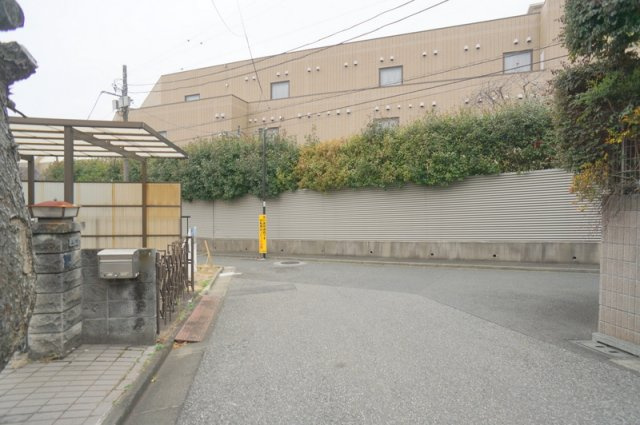 西原２　土地の前面道路含む現地写真|北側　公道　幅員約5.44m　接道約3.83m
北西側　公道　幅員約4.0m　接道約14.84m
