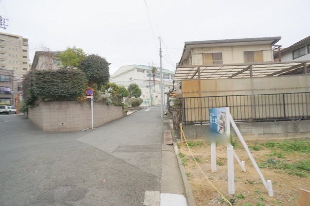 西原２　土地の前面道路含む現地写真|北側　公道　幅員約5.44m　接道約3.83m
北西側　公道　幅員約4.0m　接道約14.84m
