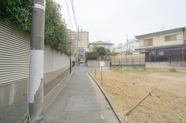 西原２　土地の前面道路含む現地写真|北側　公道　幅員約5.44m　接道約3.83m
北西側　公道　幅員約4.0m　接道約14.84m