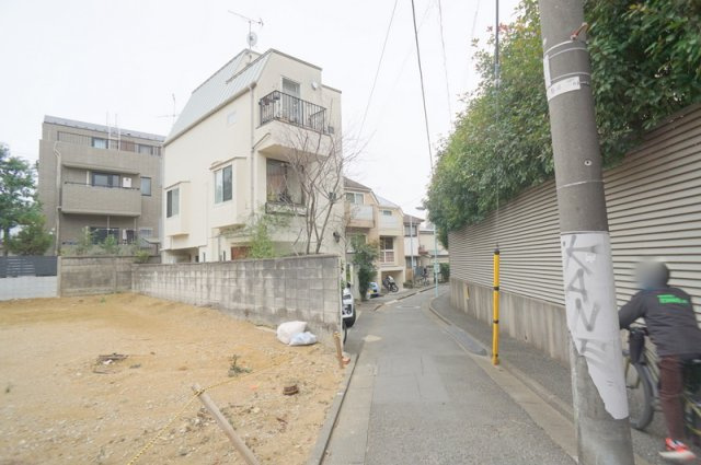 西原２　土地の前面道路含む現地写真|北側　公道　幅員約5.44m　接道約3.83m
北西側　公道　幅員約4.0m　接道約14.84m