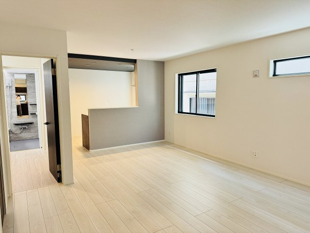 八王子市　北野町　新築一戸建て　６期の居間・リビング|～16.87帖の明るいLDKで、家族団欒の時間をお過ごしいただけます～