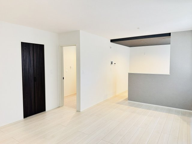 八王子市　北野町　新築一戸建て　６期の居間・リビング|～16.87帖の明るいLDKで、家族団欒の時間をお過ごしいただけます～