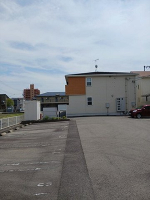 【駐車場】 | エスポワール南斎院 | 駐車場があるので、車を買う予定の方も安心です