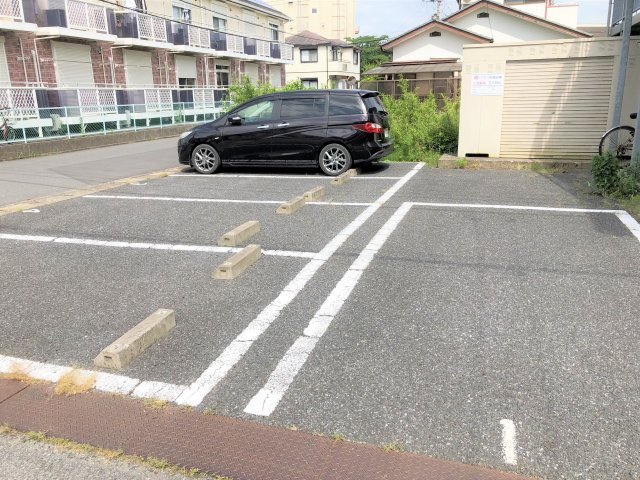サンハイツ早野の駐車場