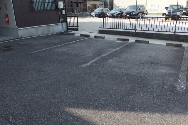 サンライズ市川の駐車場