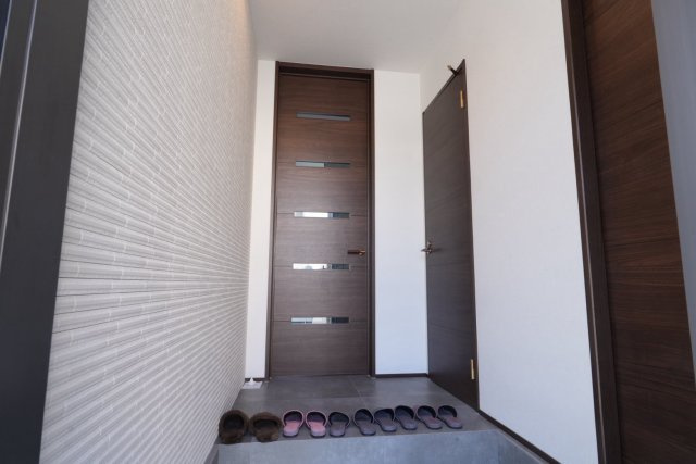 彩都中古戸建の玄関|その他詳細やご質問はお気軽に1Deal Estate☎072-665-9163までお問い合わせください