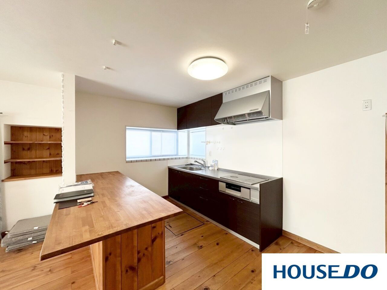 中古戸建　足利山川町のキッチン|大きな木製カウンターが印象的なキッチン☆ ダークブラウンのキッチンユニットが空間を引き締め、ナチュラルながらも洗練された「大人ナチュラル」な雰囲気を演出しています！