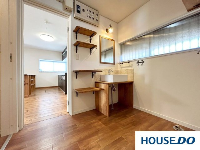 中古戸建　足利山川町の独立洗面台|温かみのある木製カウンターに、スタイリッシュなスクエア型のベッセルボウルを組み合わせた、造作感溢れる洗面台です！