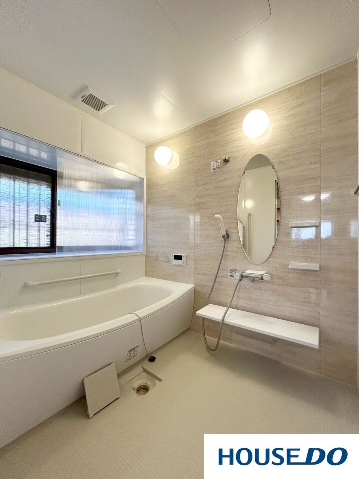 中古戸建　足利山川町の浴室|柔らかなベージュトーンのパネルが、落ち着きのある空間を演出する広々としたバスルーム☆大きな窓からは自然光が差し込み、日中は明るく開放的な気分で入浴を楽しめます！