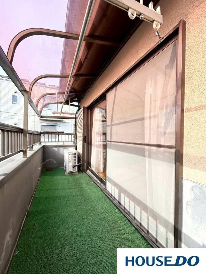 中古戸建　足利山川町のバルコニー|視界を遮らない透明感のある大型のテラス屋根を設置しているため、急な雨でも洗濯物が濡れにくく安心です◎