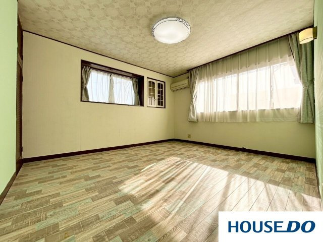 中古戸建　足利山川町の洋室|窓が多く風通しも良好で、明るい日差しの中で自分らしい時間を愉しめる空間に仕上がっています◎