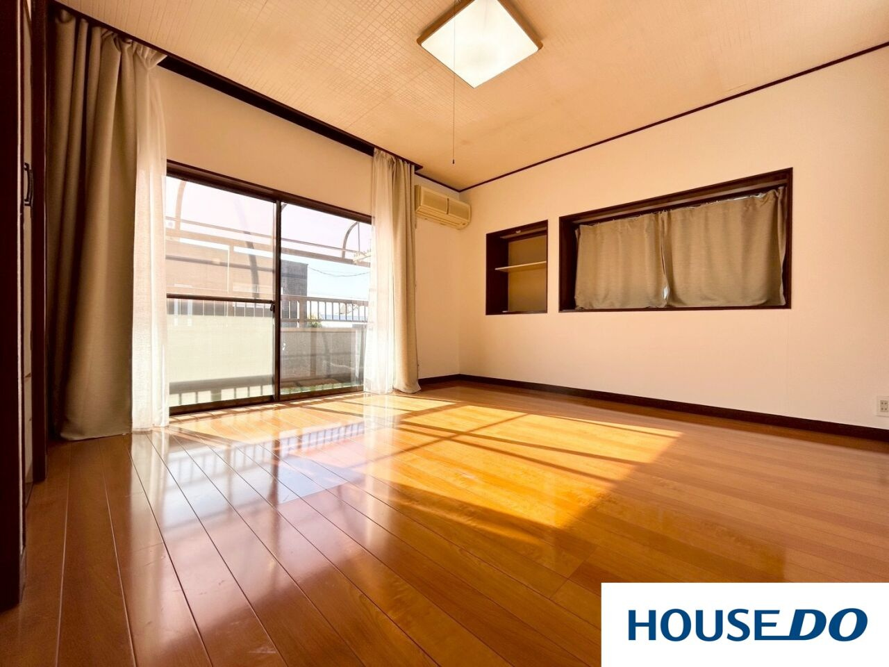 中古戸建　足利山川町の洋室|掃き出し窓からバルコニーへ直接出られるため、布団干しや換気がスムーズなのも大きなメリットです☆