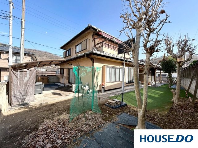 中古戸建　足利山川町の外観|周囲に高い建物がなく、心地よい陽光が降り注ぐ広々としたお庭です！BBQやDIY、お子様の遊び場として十分な広さを確保しており、家族の思い出を育むプライベートな空間として最適◎