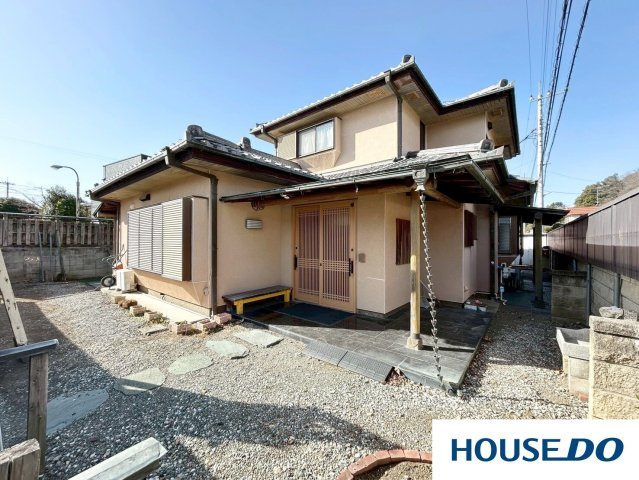 中古戸建　足利山川町の外観|【和の趣を感じる、落ち着きある佇まい】
 重厚感のある瓦屋根と、温かみのある木目調の玄関扉が目を引く住まい。 ゆったりとした時間が流れる、大人の隠れ家のような一軒です！