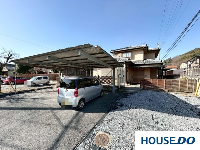 中古戸建　足利山川町の外観|3台駐車可能な広々駐車場！
コンクリートが敷いてあるので、
小石でお車を傷つける心配がありません♪