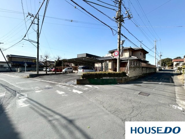中古戸建　足利山川町の前面道路含む現地写真|前面道路は6ｍ！
運転が苦手な方もラクラク駐車可能♪
3台分駐車可能で来客時も安心♪