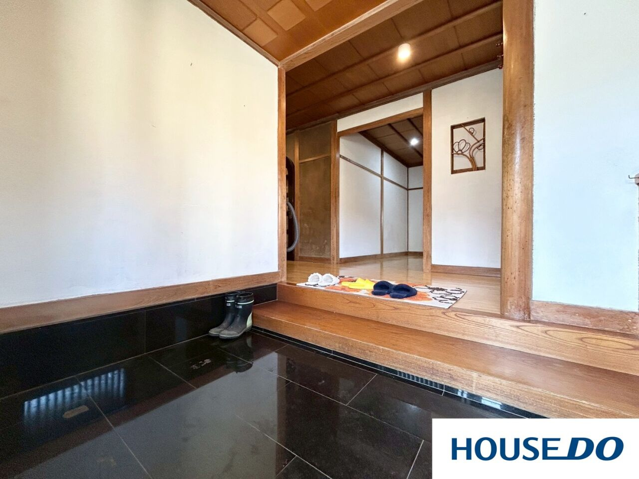 中古戸建　足利山川町の玄関|木の質感を活かした板張りの天井と、艶やかなフローリングが高級感を演出。訪れる人を優雅に迎え入れる、住まいの顔にふさわしい格調高いエントランスです！