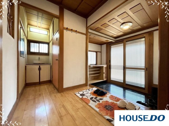 中古戸建　足利山川町の玄関|玄関を開けると、繊細な意匠が施された引き戸から柔らかな光が差し込む、落ち着きある空間が広がります！