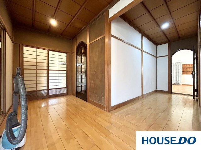 中古戸建　足利山川町の内装|玄関を開けると広がるのは、木の温もりに包まれたホール空間。 室内へと続くアーチ型のアンティーク風ドアや、繊細な意匠を凝らした和モダンな建具が、住まいのこだわりを物語ります！