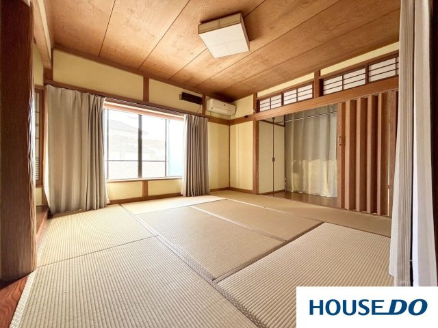 中古戸建　足利山川町の和室|趣深い床の間や、意匠を凝らした違い棚を備えた、8畳の本格和室です！大切なお客様を迎える客間としてはもちろん、日常の喧騒を忘れて心静かに過ごす場所としても最適です◎