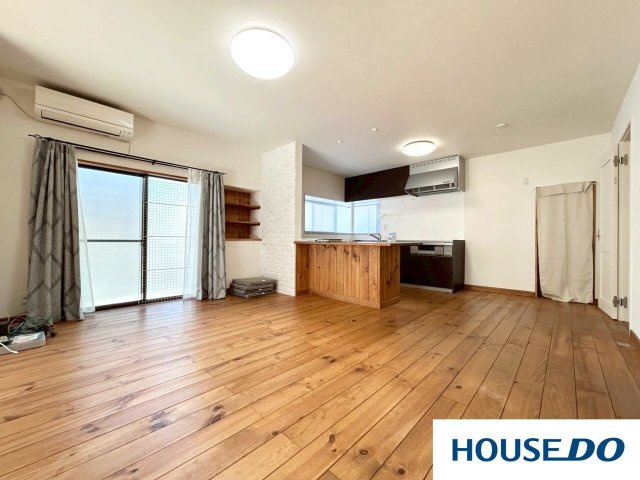 中古戸建　足利山川町の居間・リビング|キッチンとの仕切りがないオープンな設計で、キッチンカウンター越しに会話を楽しみながら、ゆったりとした家族の時間を育める、繋がりを大切にした間取りです☆