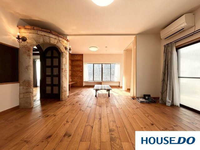 中古戸建　足利山川町の居間・リビング|アーチ状に設えられたレンガ造りの入り口と、味わい深い無垢風のフローリング。 既製品にはない、個性的で温かみのある住まいを求める方にぴったりのリビングです☆