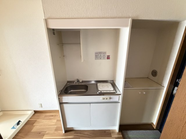 ペピーノのエントランス|キッチンの左手に冷蔵庫置場、右手はげた箱です。