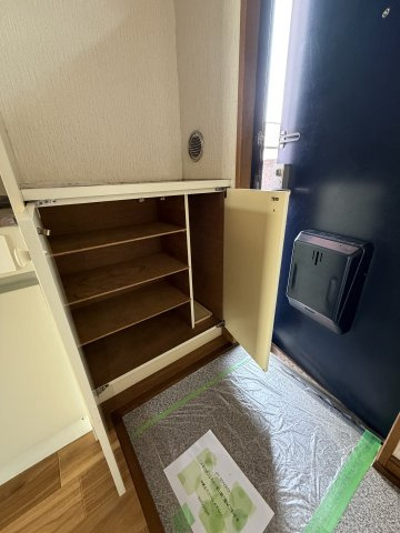 ペピーノのロビー|靴箱　※同間取101号室の参考写真※202号室は腰高窓はありません※