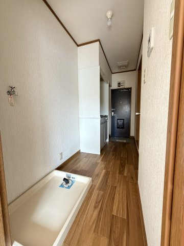 ペピーノの玄関|※同間取101号室の参考写真※202号室は腰高窓はありません※