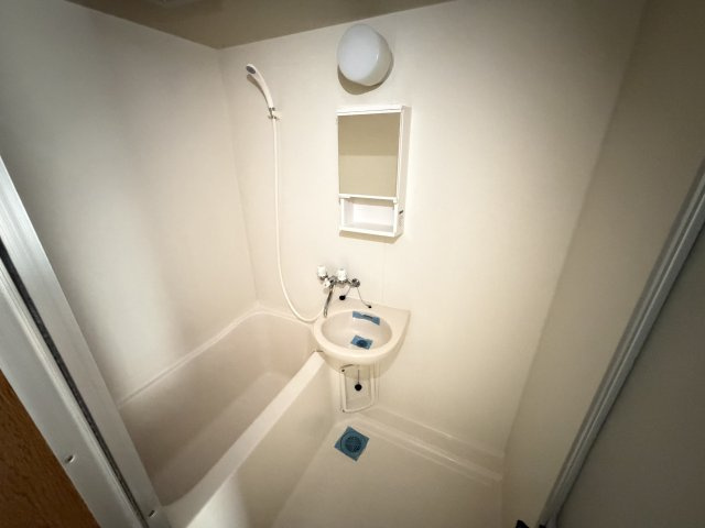 ペピーノの浴室|※同間取101号室の参考写真※202号室は腰高窓はありません※