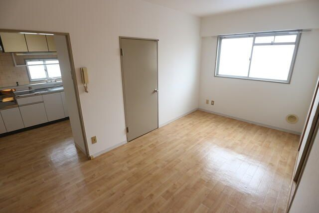 ドミール八坂(ドミールヤサカ)の居間・リビング