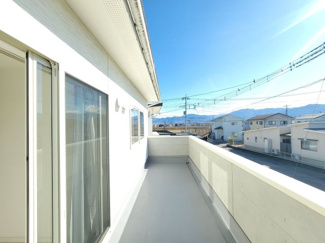 【バルコニー】 | 甲府市里吉4丁目 平成29年築中古戸建 南道路 車6台以上 | ワイドで奥行きのあるバルコニー