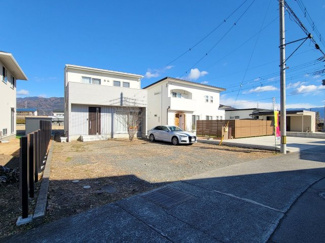 【前面道路含む現地写真】 | 甲府市里吉4丁目 平成29年築中古戸建 南道路 車6台以上 | 敷地71坪　南道路整形地　