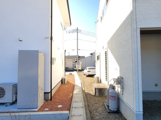 【周辺】 | 甲府市里吉4丁目 平成29年築中古戸建 南道路 車6台以上 | 敷地東側境界