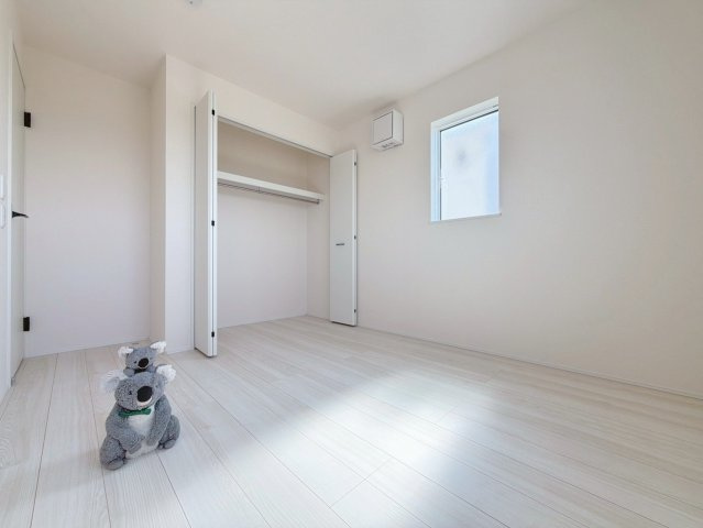 【洋室】 | 玉村町斎藤田　新築住宅 | 窓からそそがれる暖かみのある明るい空間。広々としたプライベート空間で自分の時間を楽しめます。フローリング仕様で普段のお掃除も楽々です。
