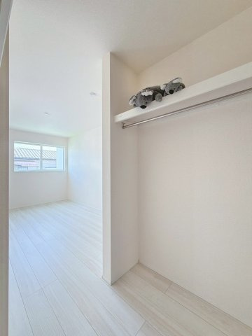 【収納】 | 玉村町斎藤田　新築住宅 | たっぷり収納できるウォークインクローゼット付き！衣類や小物はもちろん、季節家電やスーツケースもすっきり片付きます。																																					