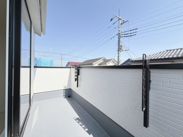 【バルコニー】 | 玉村町斎藤田　新築住宅 | お日さまがほほえむバルコニー。気持ち良い風と青く広がる空。思わず深呼吸したくなる。																																							