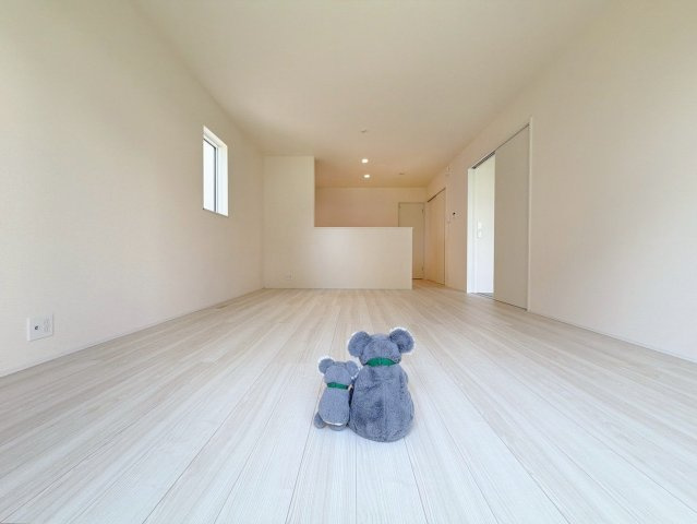 【居間・リビング】 | 玉村町斎藤田　新築住宅 | 家族が自然と集まるリビング・ダイニング明るい光が差し込み、笑顔があふれる心地よい空間です。ゆったりとした広さで、くつろぎの時間をお過ごしいただけます。