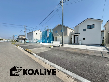 【外観】 | 玉村町斎藤田　新築住宅 | 完成済み！いつでも新生活を始めることができます。
開放感あるLDK！
陽当り、風通しも良い暖かな住まいです。
KOALIVE （コアライブ）【0120-919-727】
