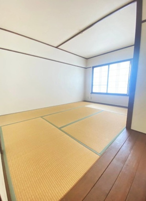 【和室】 | 鶴甲コーポ30号棟 | 南東向きの6帖の和室。お子様のお昼寝スペースに最適