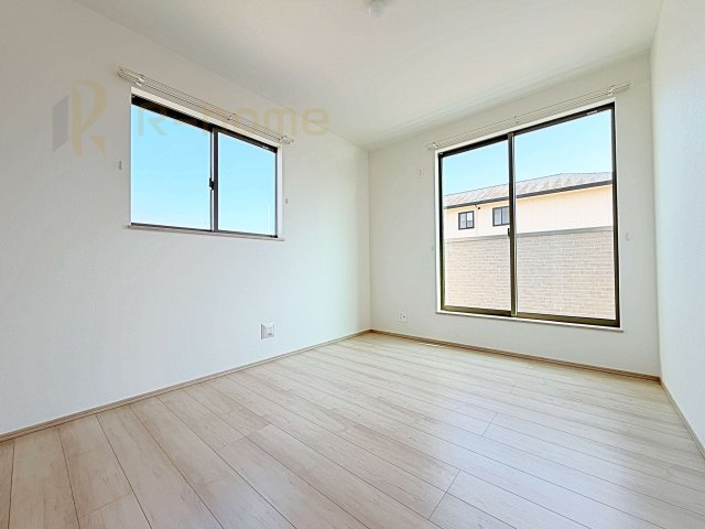 ひたちなか市足崎　新築戸建て　B号棟の洋室|2面窓の風通しの良い洋室です♪差し込む暖かな陽当たりで、室内がくつろげる空間に早変わりです♪
