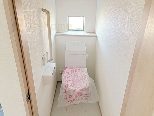 ひたちなか市足崎　新築戸建て　B号棟のトイレ|温水洗浄便座付きのトイレ。
トイレが２ヵ所設置で朝の忙しい時間でも安心です。