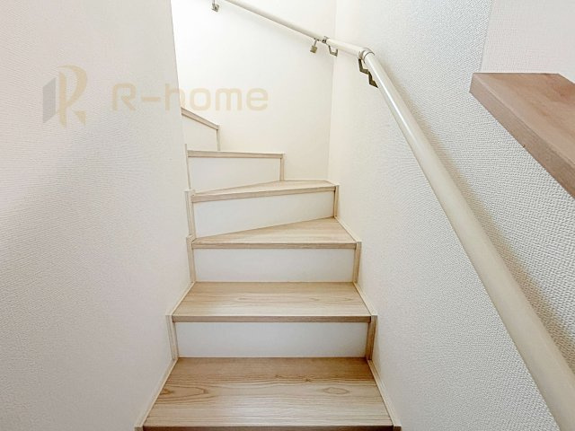ひたちなか市足崎　新築戸建て　B号棟の内装|手すりのついた階段！小さなお子様の利用も一安心です♪