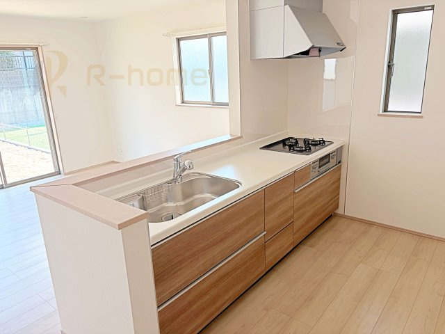 ひたちなか市足崎　新築戸建て　B号棟のキッチン|料理をしながら家族とコミュニケーションが取れる対面式システムキッチン。