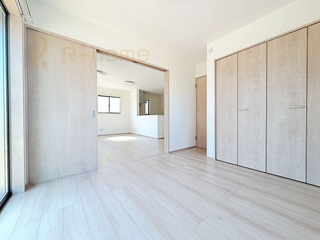 ひたちなか市足崎　新築戸建て　B号棟の洋室|1階洋室はゲストルーム、キッズスペースとしても利用可能♪
開放してリビングと繋げればゆとりの大空間！