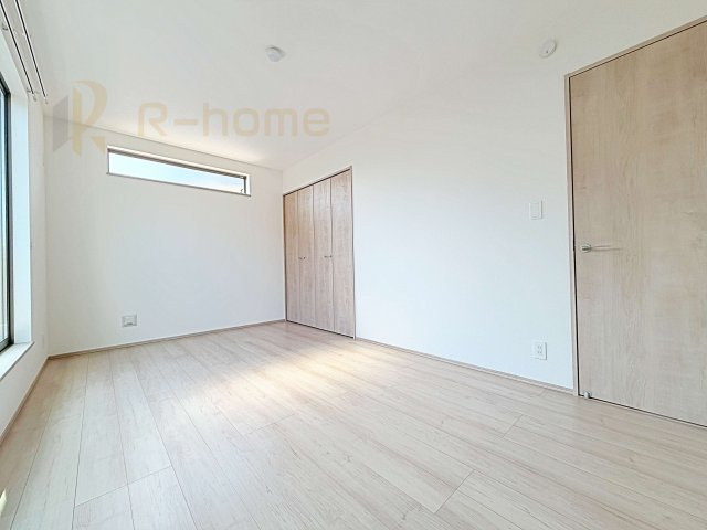 ひたちなか市足崎　新築戸建て　B号棟の洋室|どんな部屋家具も合わせやすいシンプルな洋室！
たっぷりの日差しと心地よい風が舞い込む住まい♪