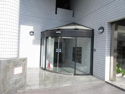 ライオンズ御前三条ビルのエントランス