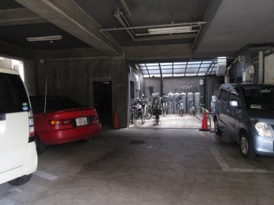 ライオンズ御前三条ビルの駐車場|駐輪場