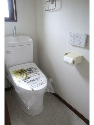 【トイレ】 | 梅里２丁目戸建 | 温水洗浄便座。